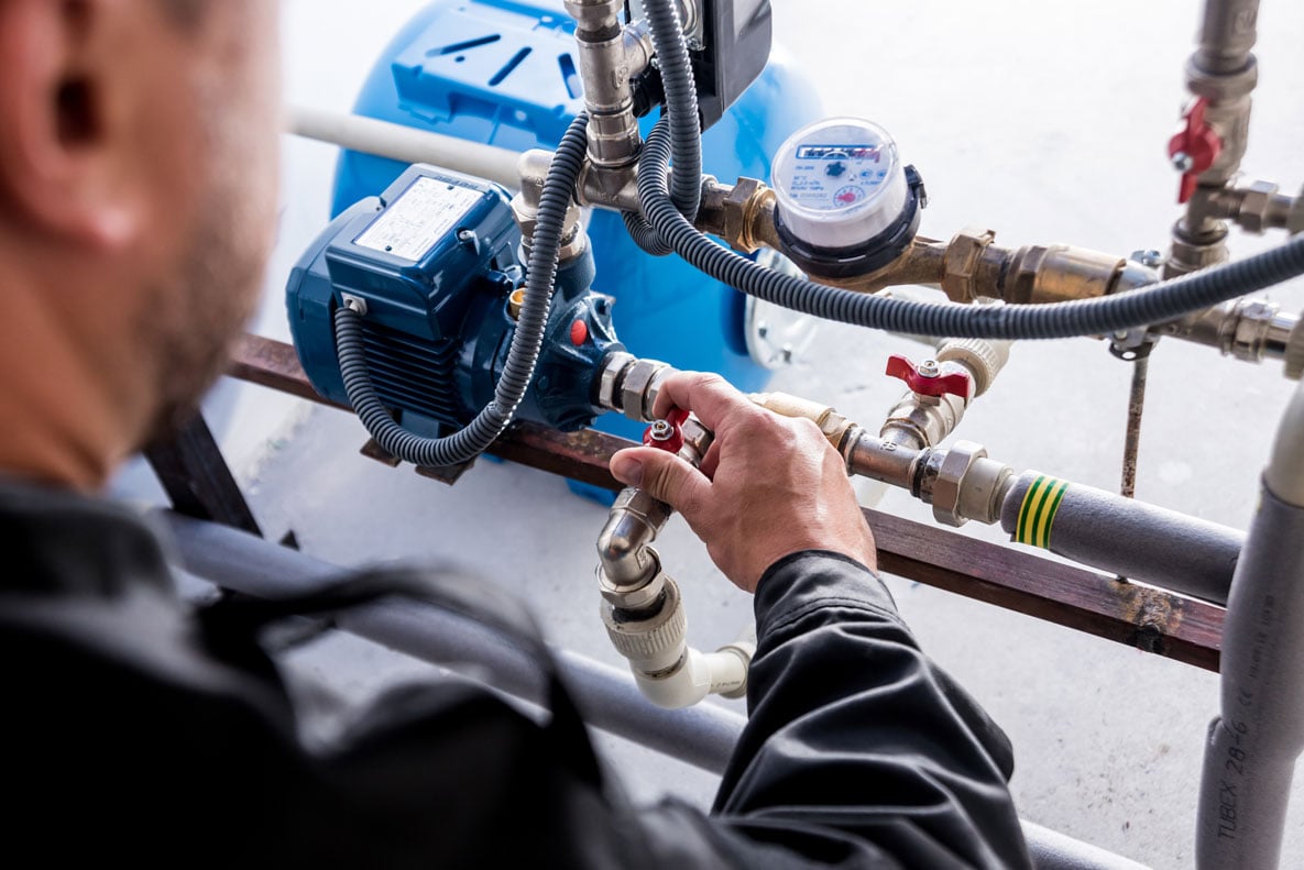 technician-checking